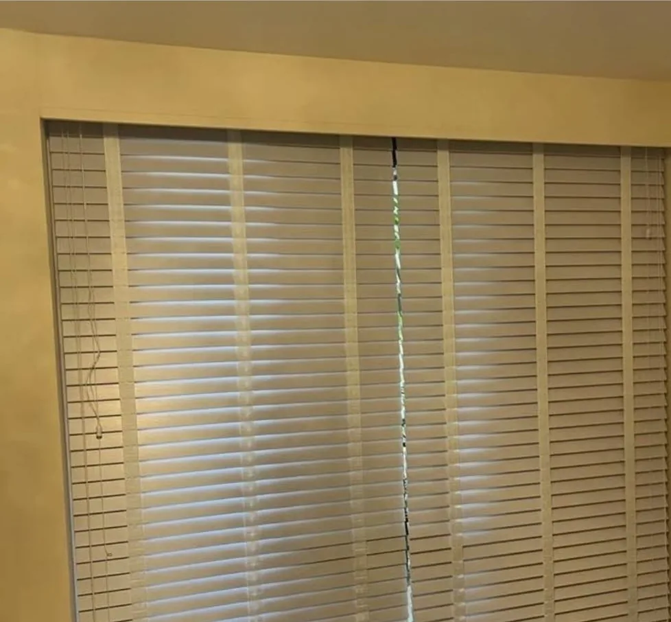 Wooden horizontal blinds installed in Recreio dos Bandeirantes